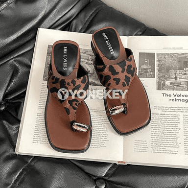 Zenanlar üçin moda sandallar, metal bezegli, tomuslyk rahat