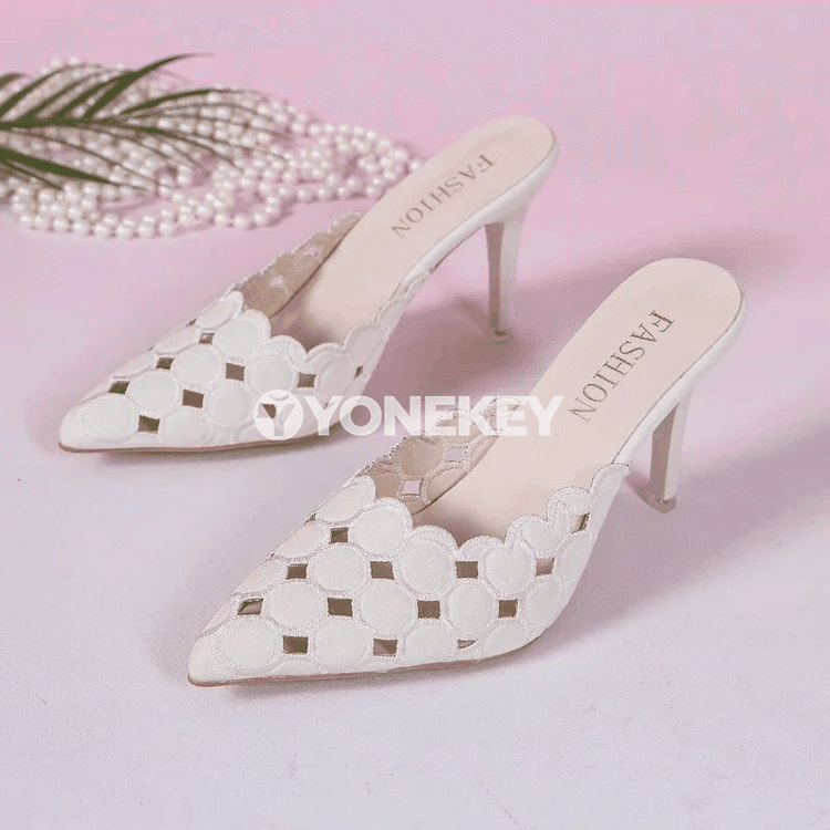 Zenanlar üçin tomusky stil sandal, açyk barmakly we ýarym açyk aýakgap.