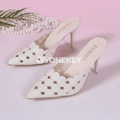 Zenanlar üçin tomusky stil sandal, açyk barmakly we ýarym açyk aýakgap.