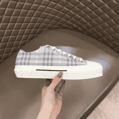 Erkekler üçin niýetlenen  Burberry brendli kedy.