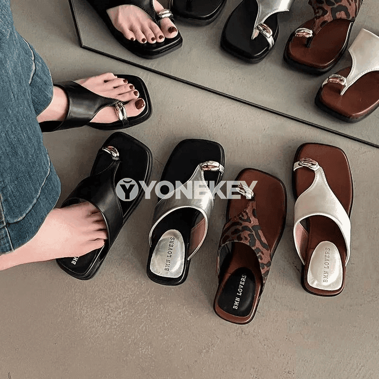 Zenanlar üçin moda sandallar, metal bezegli, tomuslyk rahat