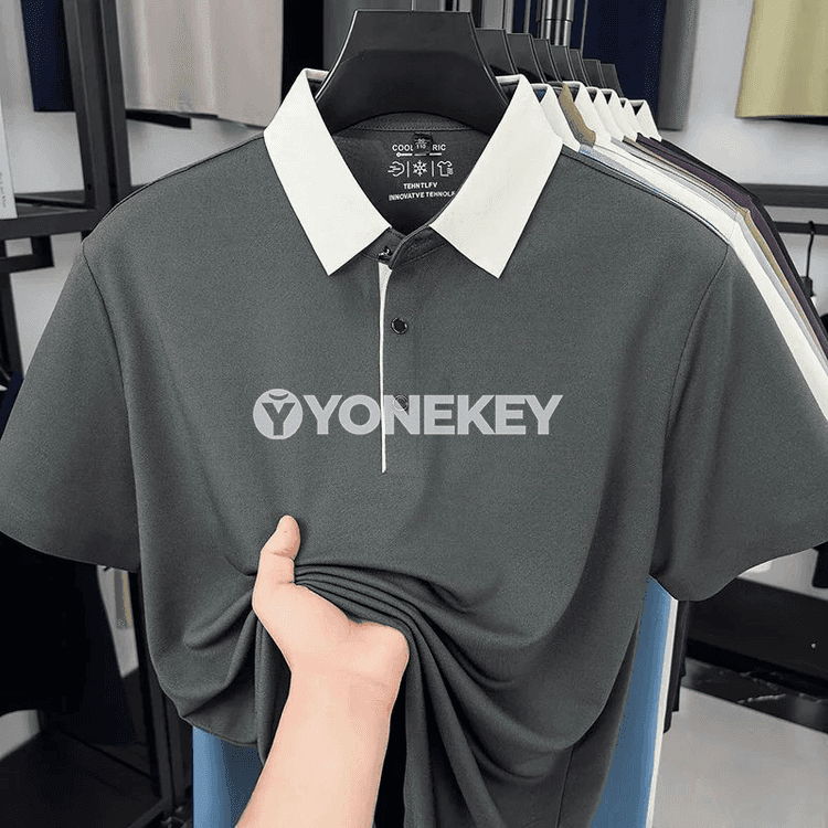 Erkekler üçin reňk blokly polo köýnek, çalt gurajak ýeňil material