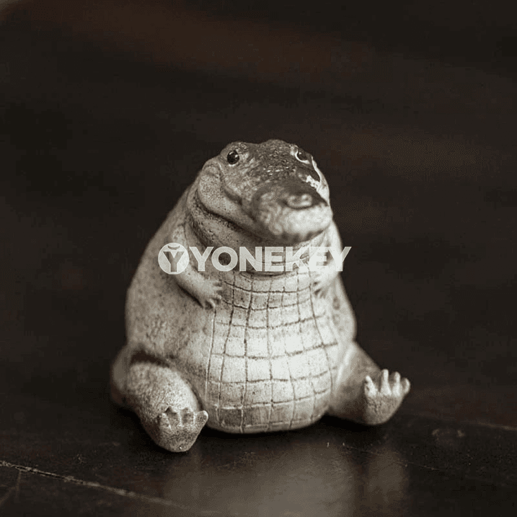 El bilen ýasalan gyrmyzy krokodil çaý bezegi