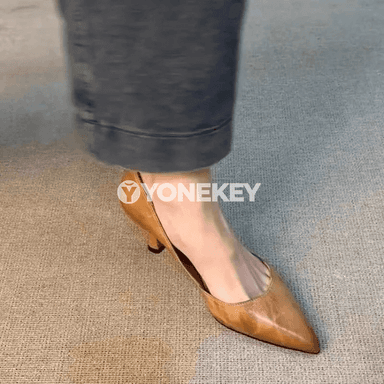 Zenanlar üçin ýazlyk ýokary ökdelik köwüşler, uçly burunly, sypaýy stil