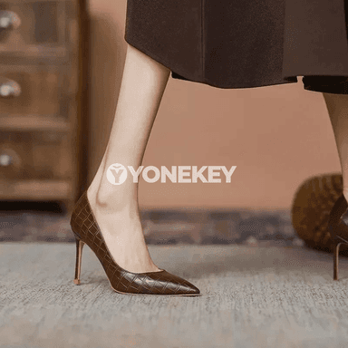 Zenanlar üçin ýokary ökjeli nokatly daban köwüşler, klassyk stil