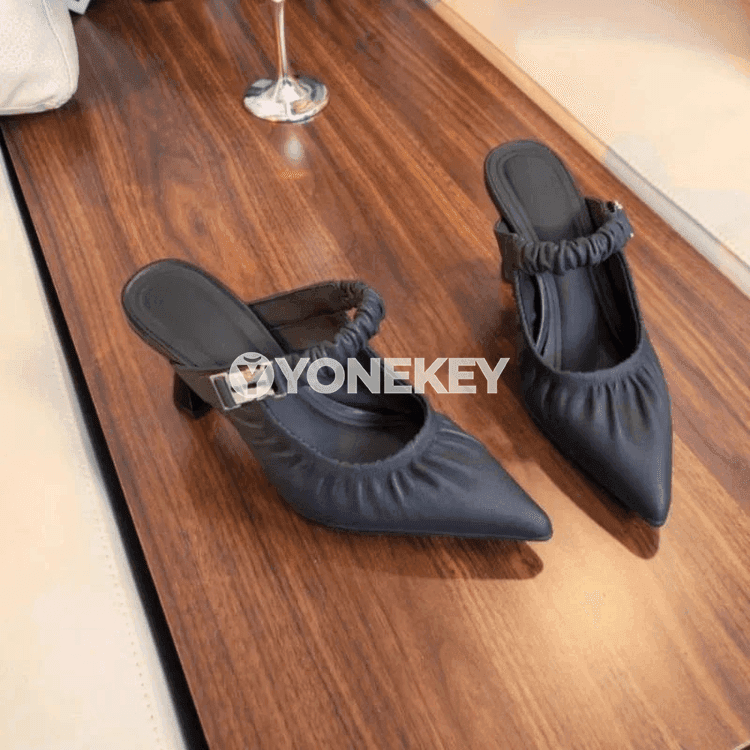 Zenanlar üçin inçe ökjeli uçly burun ýazky sandal-köwüşler