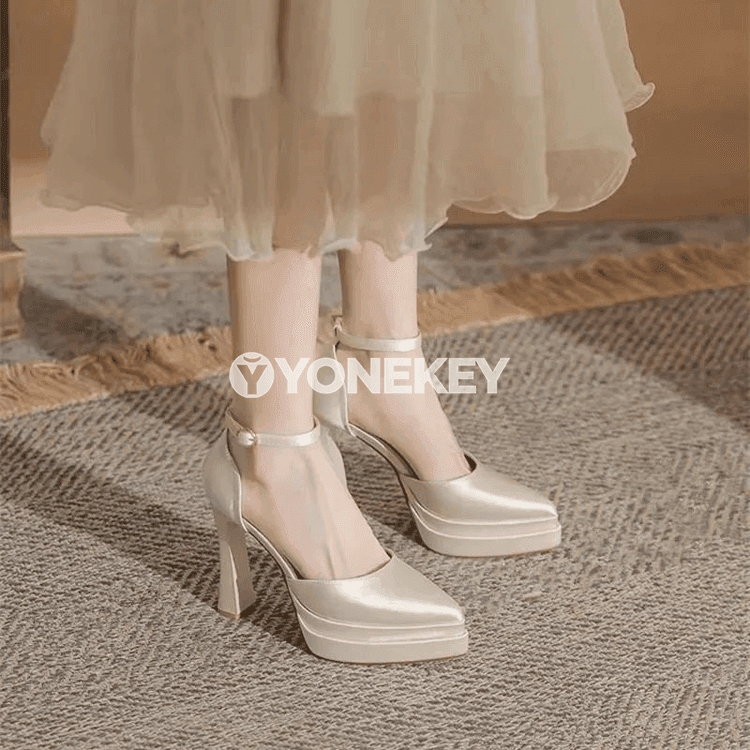 Zenanlar üçin platforma ökjeli ýüpekli lentaly sandal