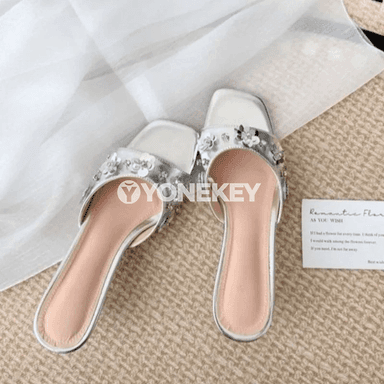Zenanlar üçin ýazky elegan kalkanly sandallar