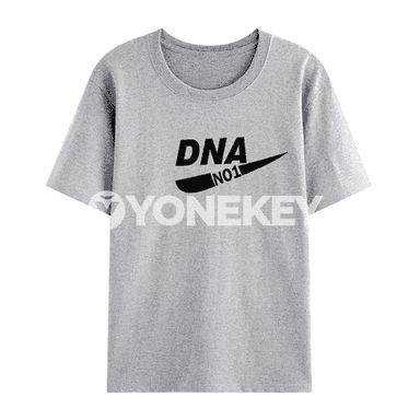 Oglanlar üçin niýetlenilen gysga ýeňli futbolka.