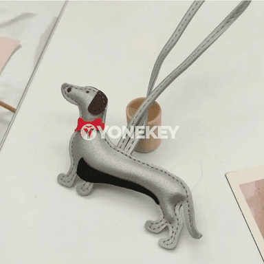 Redli galstukly taksa şekilli deri açar asylgy