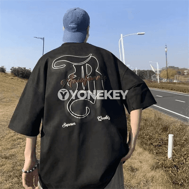 Ýeňil ýazly ýazgyly retro erkek futbolkasy, giň kesim