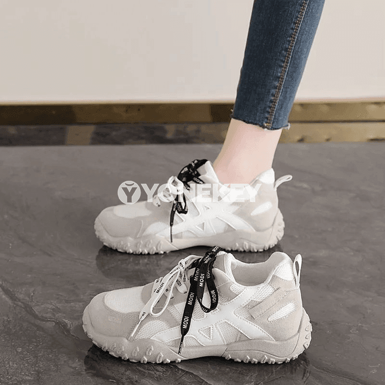 Zenanlar üçin dem alýan mesh sport krossowkalar, ýaşylja günlük model