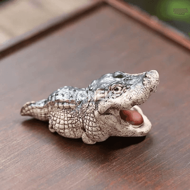 El bilen ýasalan gyrmyzy krokodil çaý bezegi