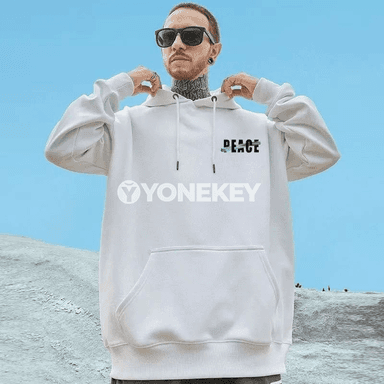 Erkekler üçin oversize hoodi, ýazmaça ýazgyly, şäher stilinde