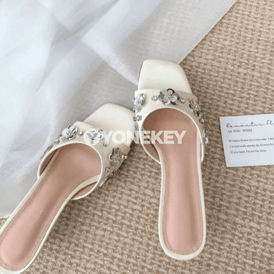 Zenanlar üçin ýazky elegan kalkanly sandallar