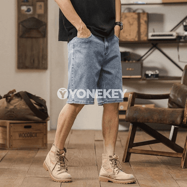 Erkekler üçin tomusky giň denim şortik, dyza çenli moda görnüş