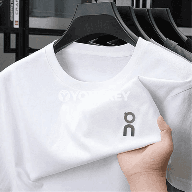 Ýeňil we minimalist erkek futbolka, tomus üçin köptaraply stil