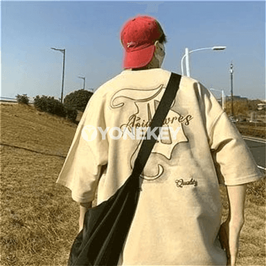 Ýeňil ýazly ýazgyly retro erkek futbolkasy, giň kesim