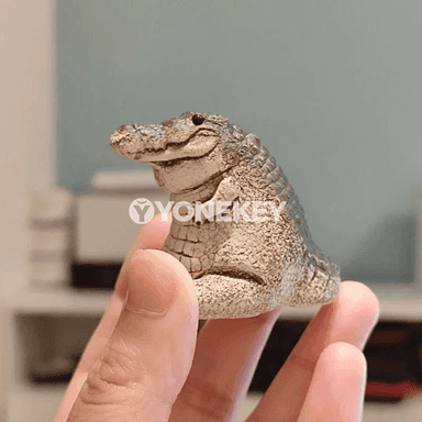 El bilen ýasalan gyrmyzy krokodil çaý bezegi