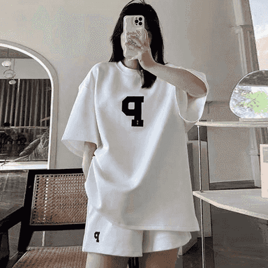 Zenanlar üçin niýetlenen komplekt futbolka+şortik