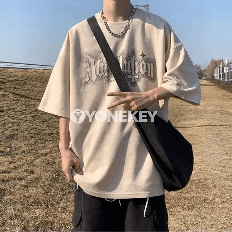 Ýeňil ýazly ýazgyly retro erkek futbolkasy, giň kesim