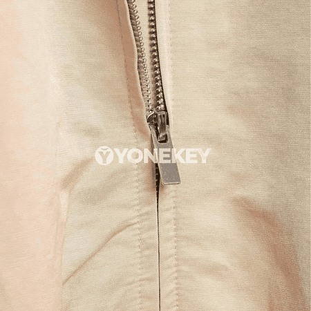 Aýallar üçin ýakasy ýokary, giň kesimli zipli gysga jaket