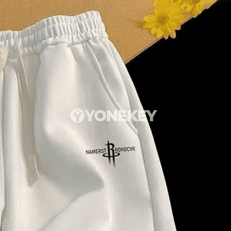 Erkekler üçin minimalist ýazgyly giň gündelik şortik