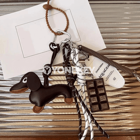 Şirin dachshund açara dakylýan sumka bezegi