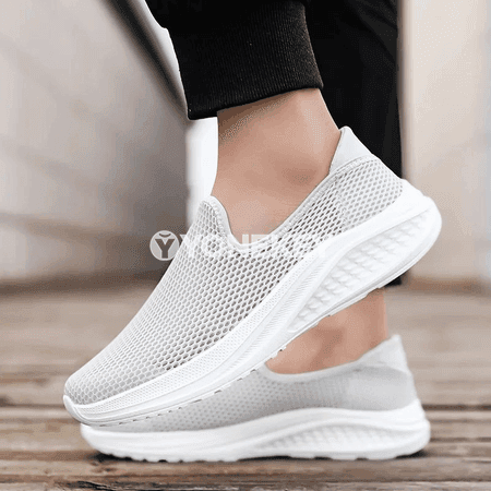 Erkekler üçin ýeňil mesh köwüşler, dem alýan slip-on rahat model