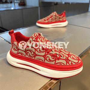 Erkekler üçin niýetlenen moda sport aýakgaplary.