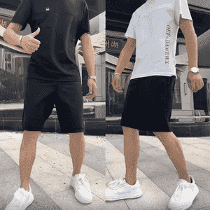 Erkekler üçin niýetlenen komplekt futbolka+şortik 