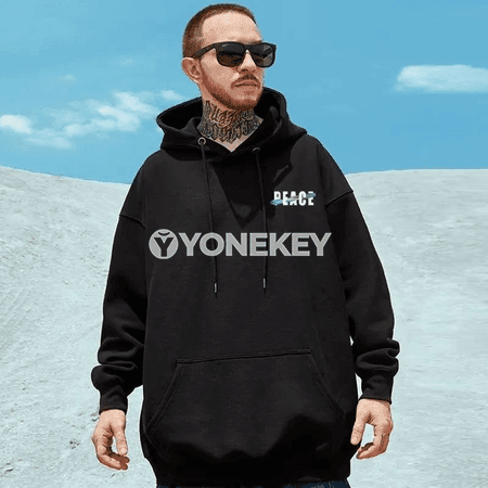 Erkekler üçin oversize hoodi, ýazmaça ýazgyly, şäher stilinde