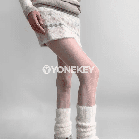 Zenanlar üçin inçe opak, geometrik nagyşly ýazky tights