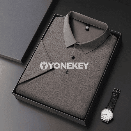 Erkekler üçin geometrik nagyşly ýeňil polo köýnek, tomuslyk rahat model