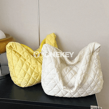 Zenanlar üçin uly ýyly quilted egin sumka, ýeňil moda model