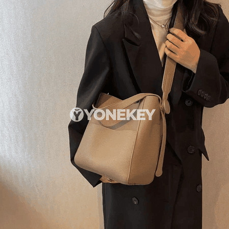 Zenanlar üçin çelek görnüşli egninden asylýan moda sumkasy
