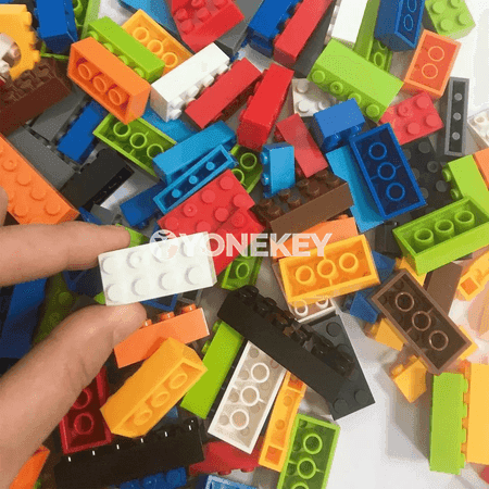 1000 bölek gurluşyk kubikleri — döredijilikli çagalar üçin gurluşyk toplumy