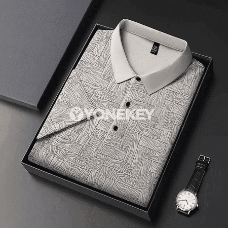 Erkekler üçin geometrik nagyşly ýeňil polo köýnek, tomuslyk rahat model