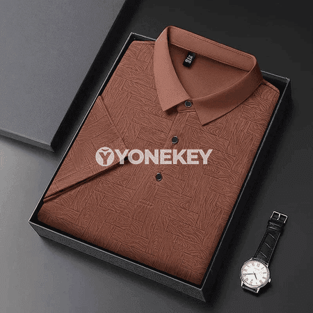 Erkekler üçin geometrik nagyşly ýeňil polo köýnek, tomuslyk rahat model