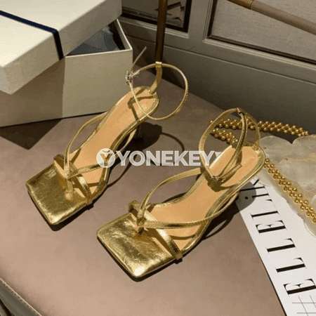 Aýallyar üçin ýokary ökjeli açyk burunly şypbyk-sandaly