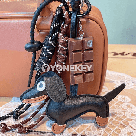 Arkanly ýüpden ýasalan it şekilli açar halgasy