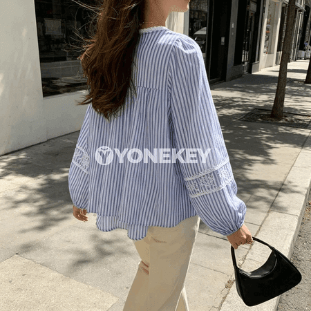 Aýal-gyzlar üçin giň kesimli zolakly nagyşly ýazky köýnek-bluza
