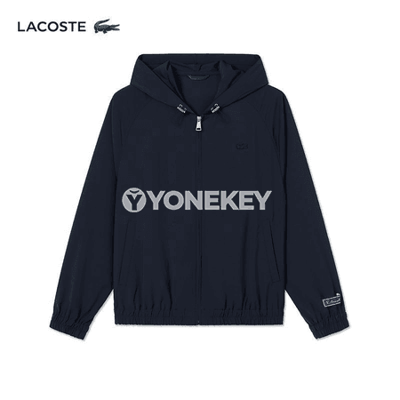 Erkekler üçin Lacoste markaly ýuka kurtka.
