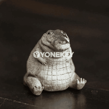 El bilen ýasalan gyrmyzy krokodil çaý bezegi