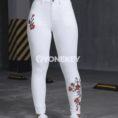Zenanlar üçin floral tikinli denim jeans, rahat kesim, ýokary bel