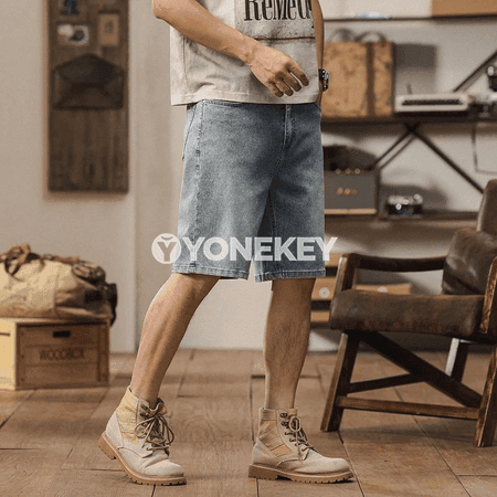 Erkekler üçin tomusky giň denim şortik, dyza çenli moda görnüş