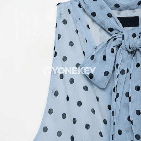Zenanlar üçin tomusky polka nokatly ýeňsiz topik, daşy lenta bezegli