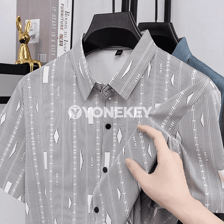 Erkekler üçin ýeňil, dem alýan gysga ýeňli geometrik öýkeli köýnek
