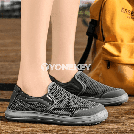 Erkekler üçin ýeňil dem alýan mesh krossowkalar, uly ölçegli, slip-on