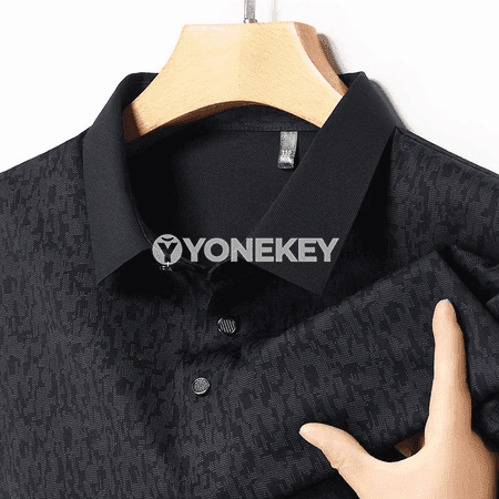 Erkekler üçin ýeňil, dem alýan geometrik nagyşly gysga ýeňli polo futbolka